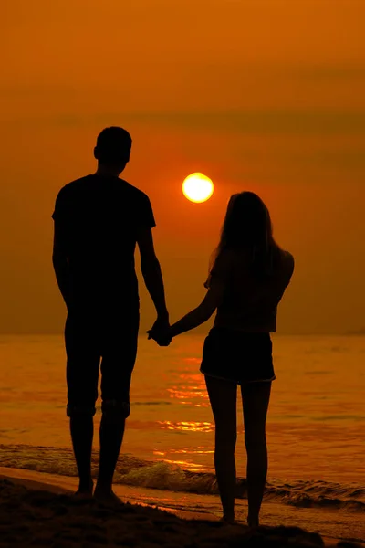 在海边看夕阳的恋人 选择性聚焦 — 图库照片