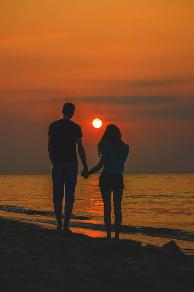 Liefhebbers Van Zee Kijken Naar Zonsondergang Selectieve Aandacht — Stockfoto