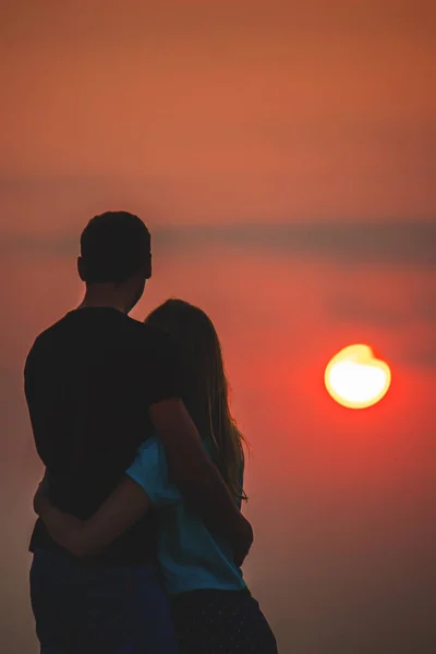 Liefhebbers Van Zee Kijken Naar Zonsondergang Selectieve Aandacht — Stockfoto