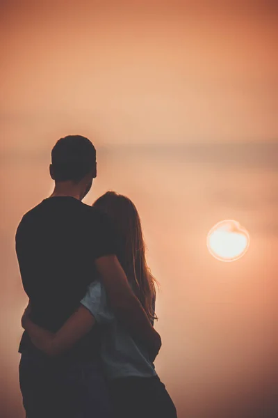 Gli Amanti Sul Mare Guardando Tramonto Focus Selettivo — Foto Stock