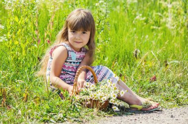 Papatya kızla. Seçici odak. 