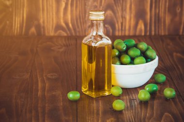 zeytin ve zeytin yağı. Seçici odak.  