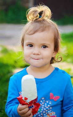 Çocuk dondurma yiyor. Seçici odak.