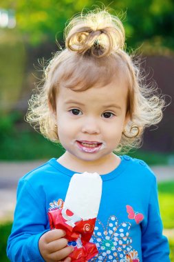 Çocuk dondurma yiyor. Seçici odak.