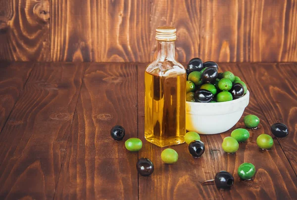 zeytin ve zeytin yağı. Seçici odak.  