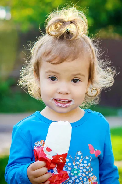 Çocuk dondurma yiyor. Seçici odak.