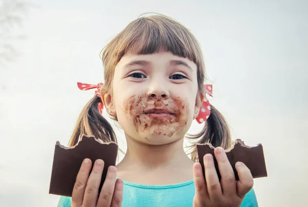 甘い物好きの子供は チョコレートを食べる 選択と集中 — ストック写真