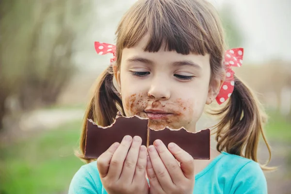 Ένα Γλυκό Οδοντωτό Παιδί Τρώει Σοκολάτα Επιλεκτική Εστίαση — Φωτογραφία Αρχείου