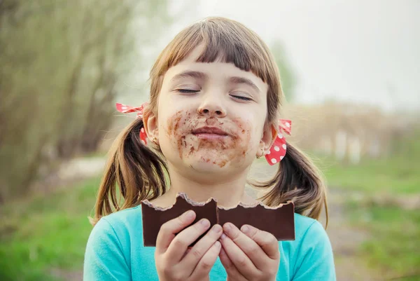 甘い物好きの子供は チョコレートを食べる 選択と集中 — ストック写真