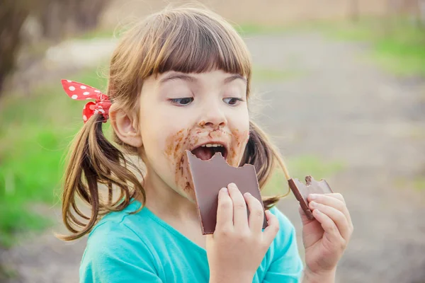 甘い物好きの子供は チョコレートを食べる 選択と集中 — ストック写真