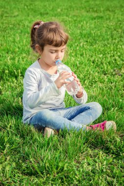 Çocuk su içer. Seçici odak. 