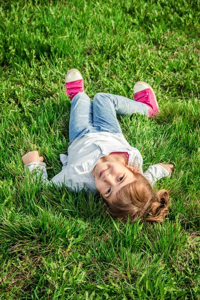 Niño Acuesta Verano Hierba Enfoque Selectivo —  Fotos de Stock