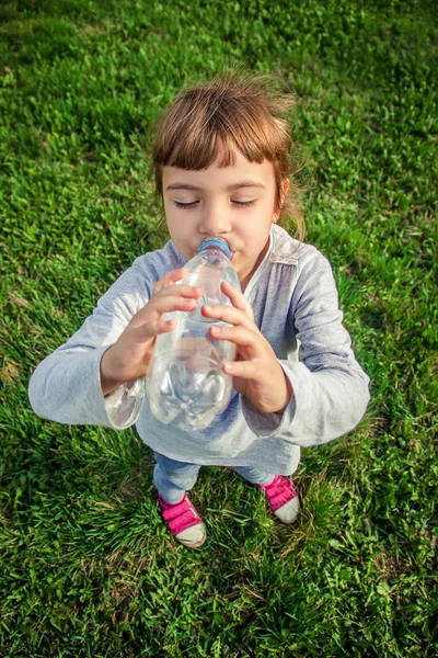 Gyermek Iszik Víz Szelektív Összpontosít — Stock Fotó