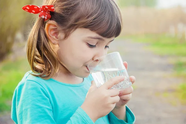 Vaso Agua Infantil Enfoque Selectivo — Foto de Stock