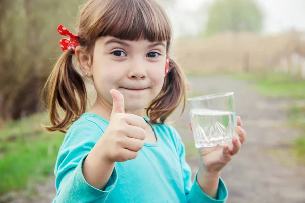 Çocuk bardak su. seçici odak.