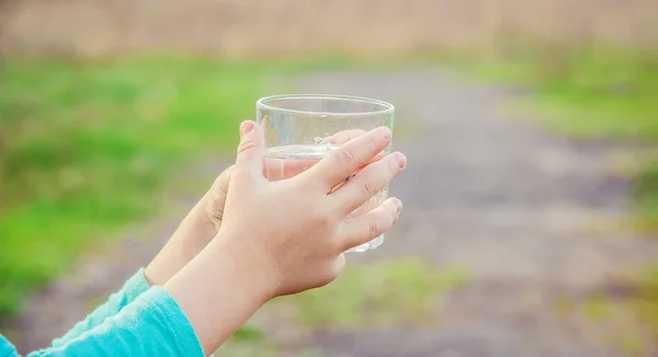 Vaso Agua Infantil Enfoque Selectivo — Foto de Stock