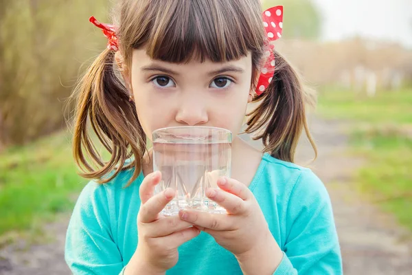 Kind Glas Wasser Selektiver Fokus — Stockfoto