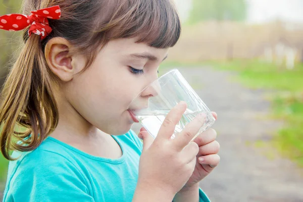 Vaso Agua Infantil Enfoque Selectivo — Foto de Stock