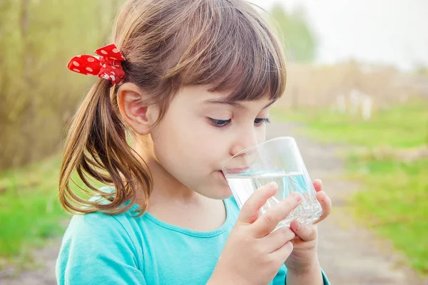 Çocuk bardak su. seçici odak. Çocuklar.