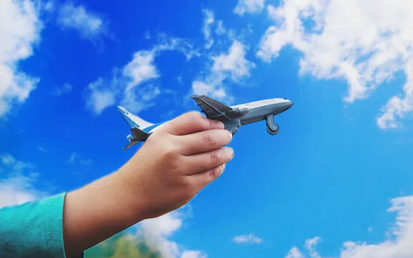 Avião Está Nas Mãos Criança Foco Seletivo — Fotografia de Stock