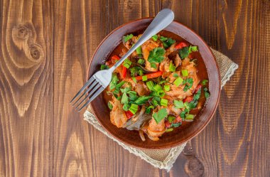 soğan ve domates soslu sebze tavuk güveç. chahohby. Seçici odak