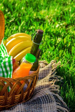 Ekose Çimlerde piknik için. Seçici odak.  