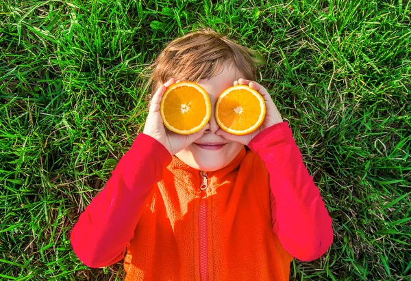 Criança Grama Verde Com Laranjas Foco Seletivo — Fotografia de Stock