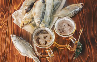 kurutulmuş balık ve bira. seçici odak. 