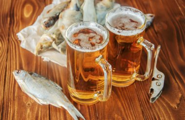 kurutulmuş balık ve bira. seçici odak. 