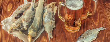 kurutulmuş balık ve bira. seçici odak. 