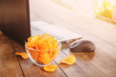 cips ve masanın üstünde a bilgisayar. seçici odak. 