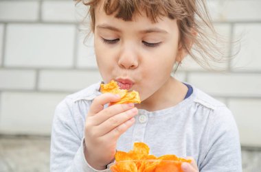 Çocuk cips yiyor. seçici odak. 