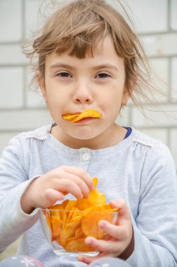 Çocuk cips yiyor. seçici odak. 