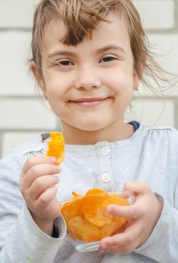 Çocuk cips yiyor. seçici odak. 