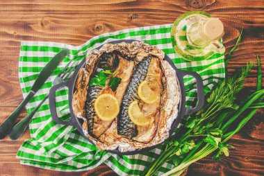 Fırında Balık uskumru ve patates. Seçici odak.