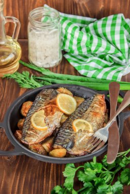 Fırında Balık uskumru ve patates. Seçici odak.