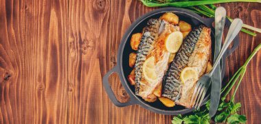 Fırında Balık uskumru ve patates. Seçici odak.