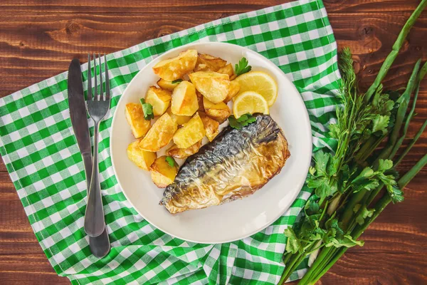 Ugnsbakad Fisk Makrill Och Potatis Selektivt Fokus — Stockfoto