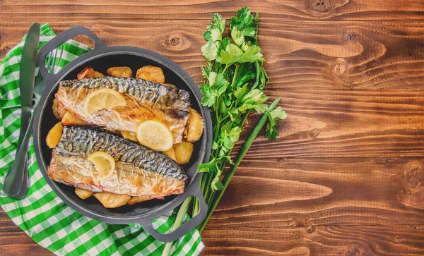 Ugnsbakad Fisk Makrill Och Potatis Selektivt Fokus — Stockfoto