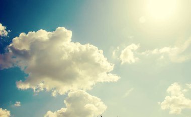 gökyüzü ve beyaz bulutlar. Seçici odak.