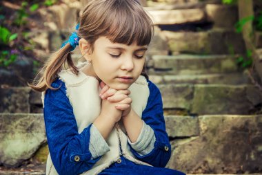 Çocuk dua ediyor. Seçici odak.