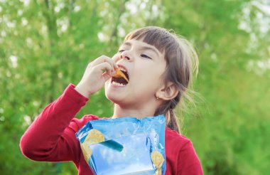 Çocuk cips yiyor. seçici odak. 