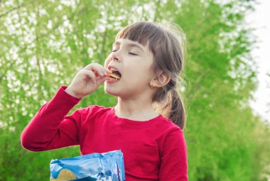Çocuk cips yiyor. seçici odak. 