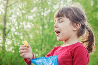 Çocuk cips yiyor. seçici odak. 