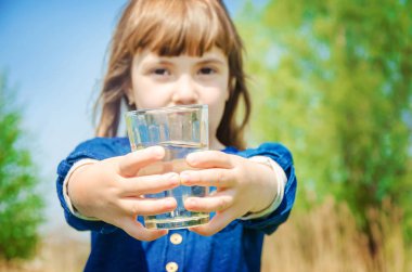 Çocuk bardak su. seçici odak.