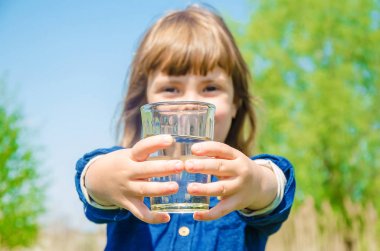 Çocuk bardak su. seçici odak.