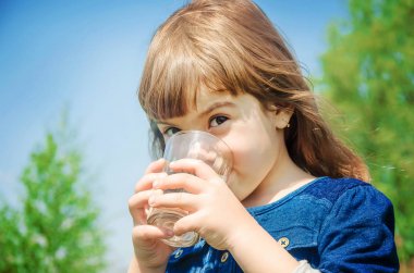 Çocuk bardak su. seçici odak.