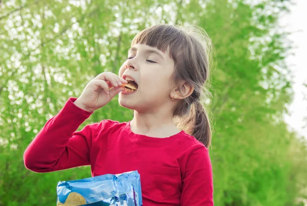 Çocuk cips yiyor. seçici odak. 