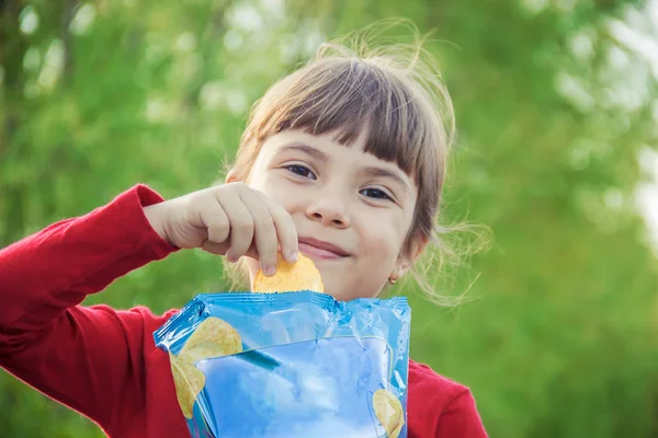 Çocuk cips yiyor. seçici odak. 