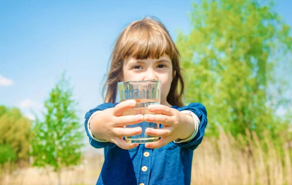 Vaso Agua Infantil Enfoque Selectivo — Foto de Stock